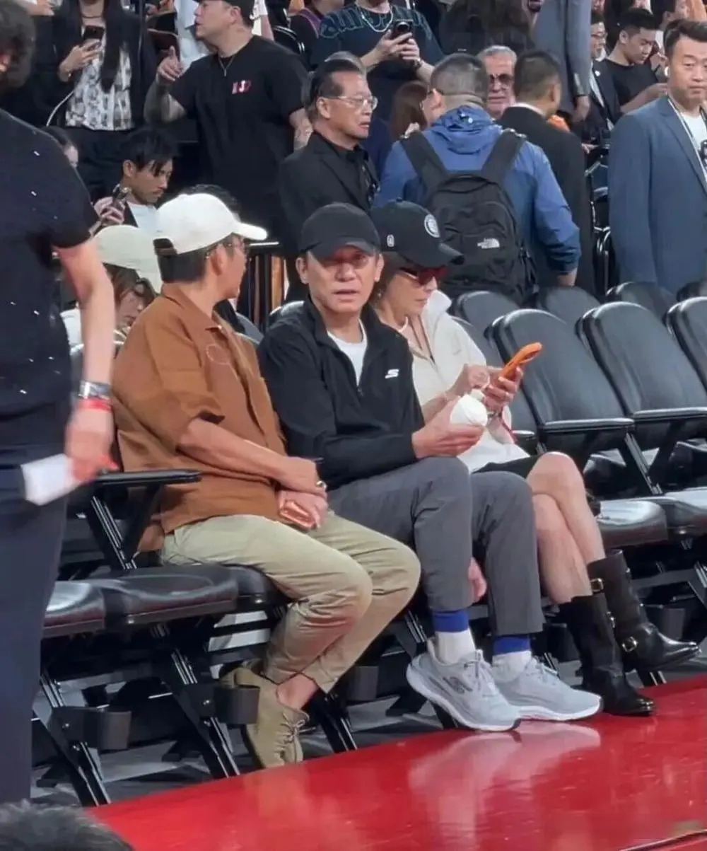 没谁了, 动手动脚, 伟仔